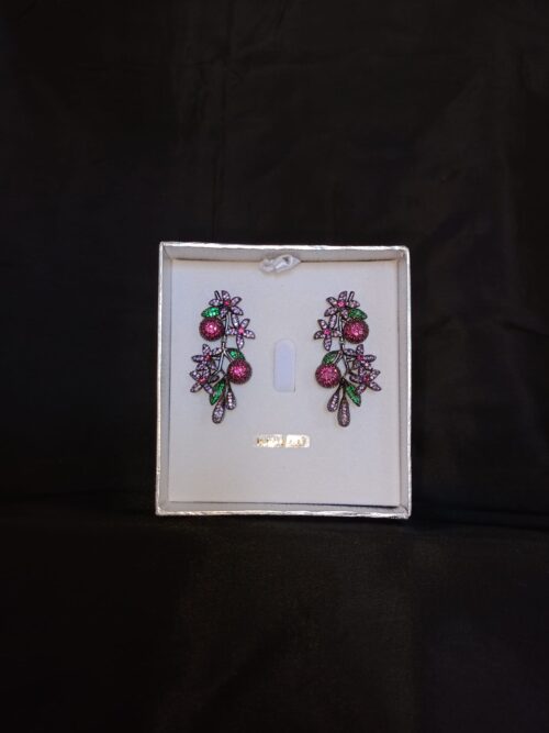 Pendientes brillantes con flores