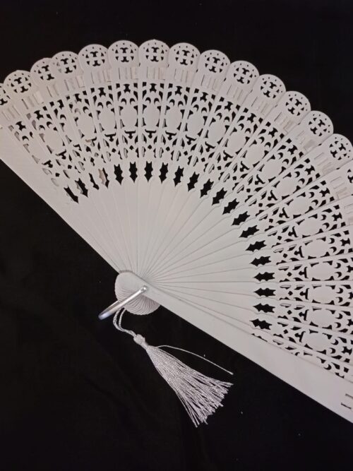 Abanico blanco con diseño
