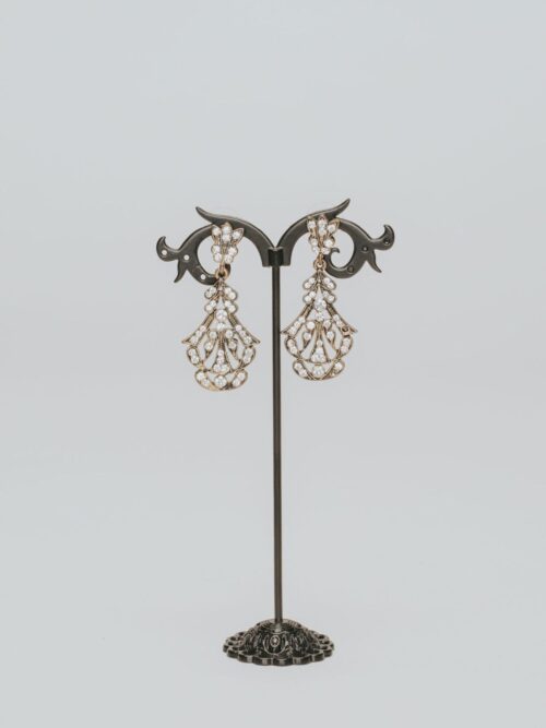 Pendientes dorados con diseños