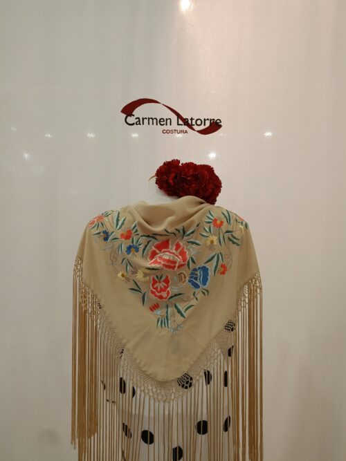 Mantoncillo de señora bordado camel