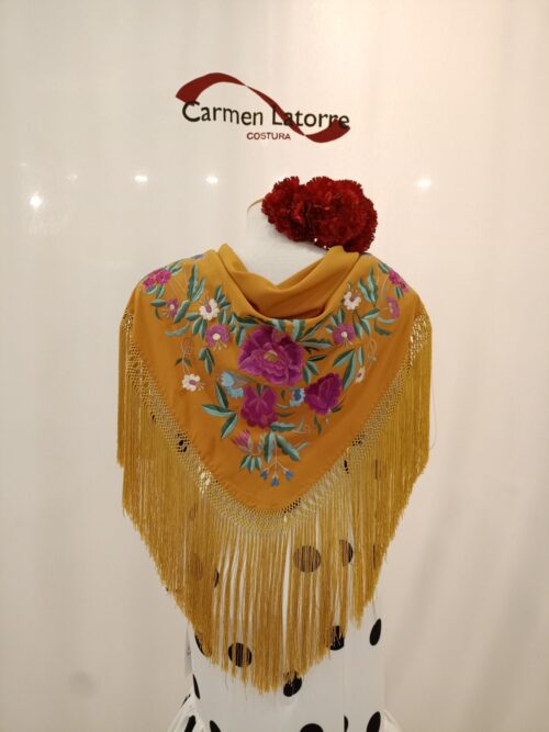 Mantoncillo de señora bordado mostaza