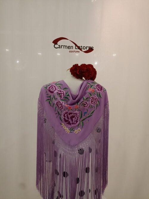 Mantoncillo de señora bordado malva