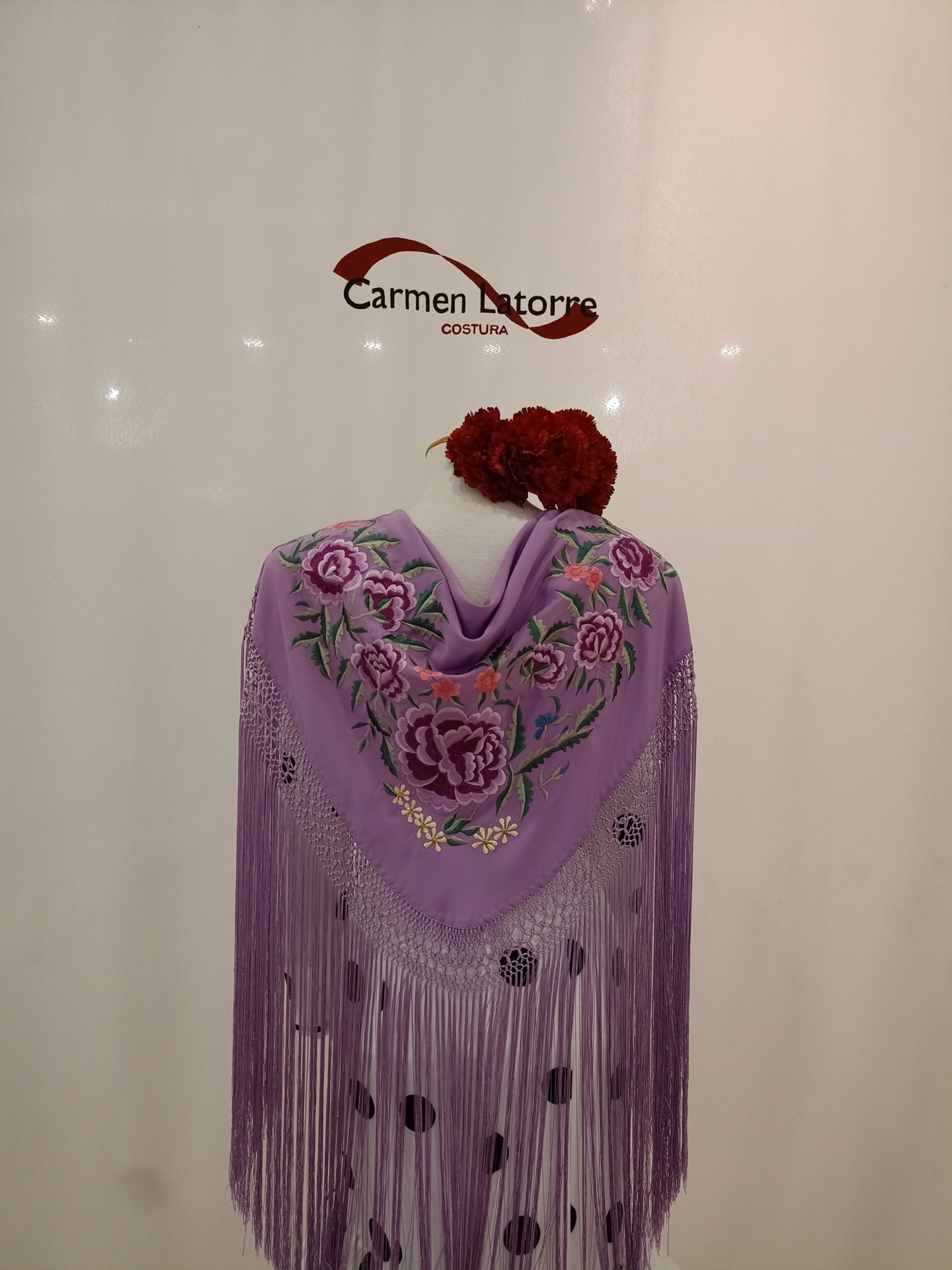 Mantoncillo de señora bordado malva