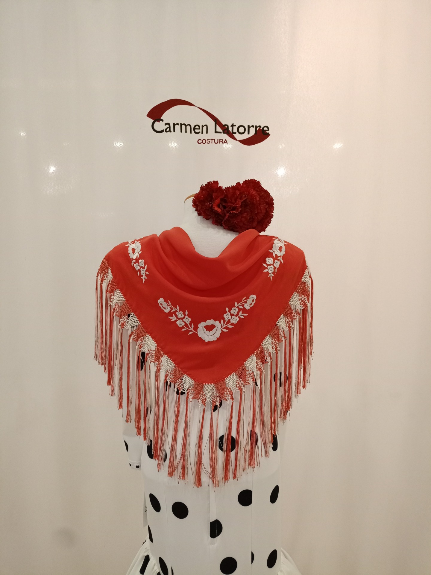 Mantoncillo de señora bordado coral