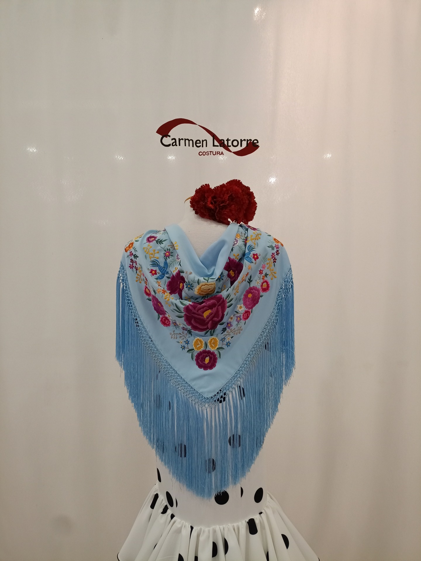 Mantoncillo de señora bordado azul celeste