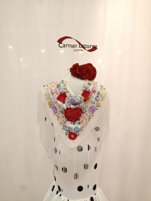 Mantoncillo de señora bordado crudo