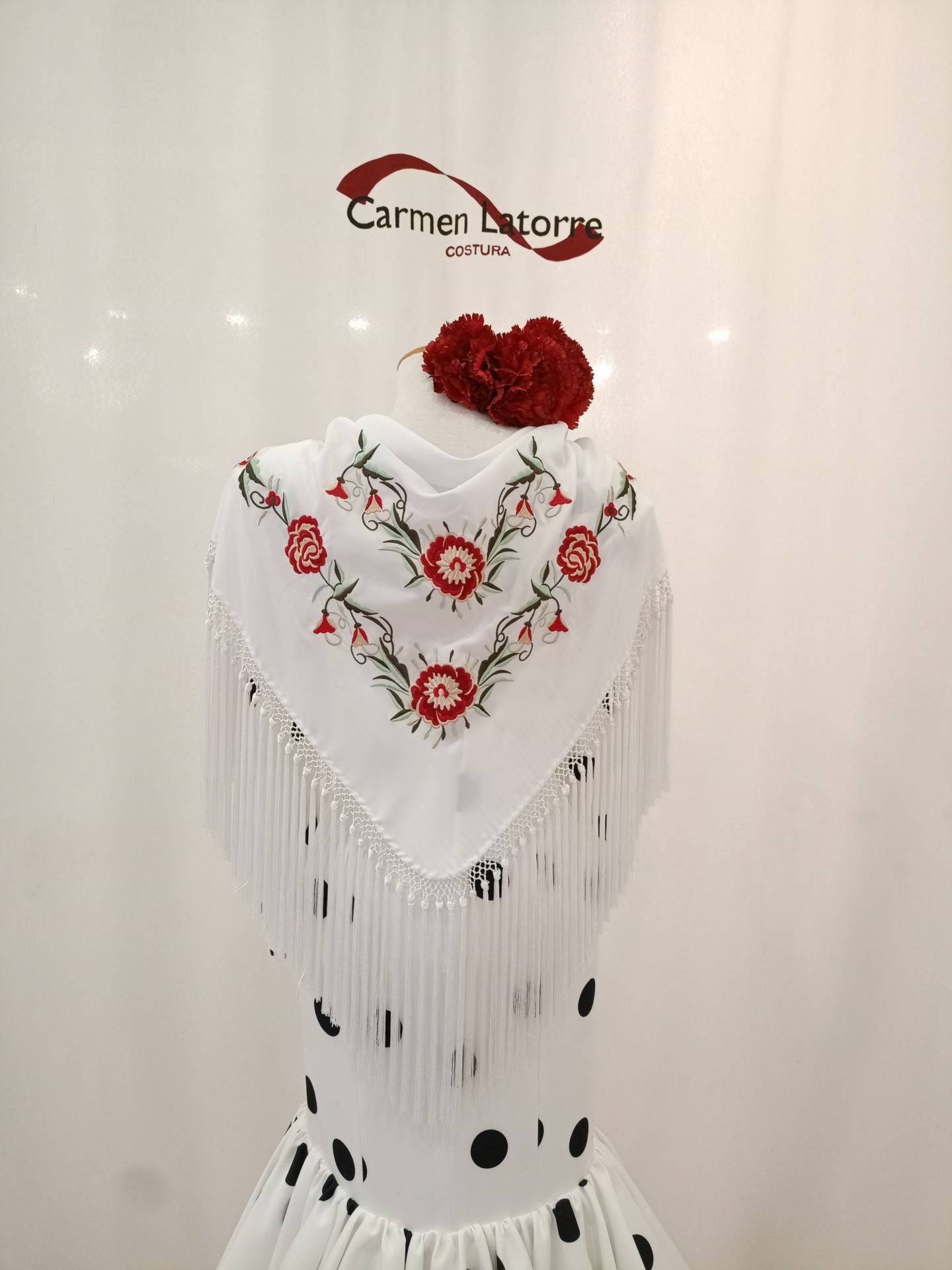 Mantoncillo de señora bordado blanco