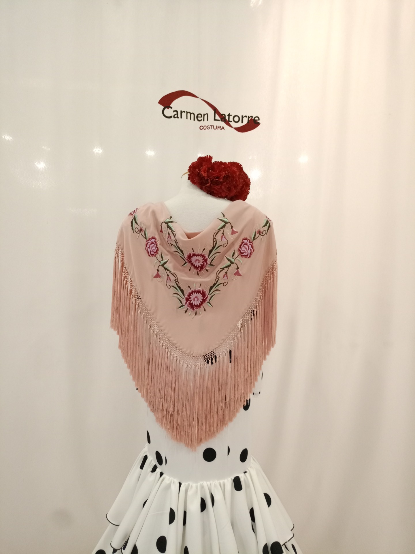 Mantoncillo de señora bordado rosa bebe