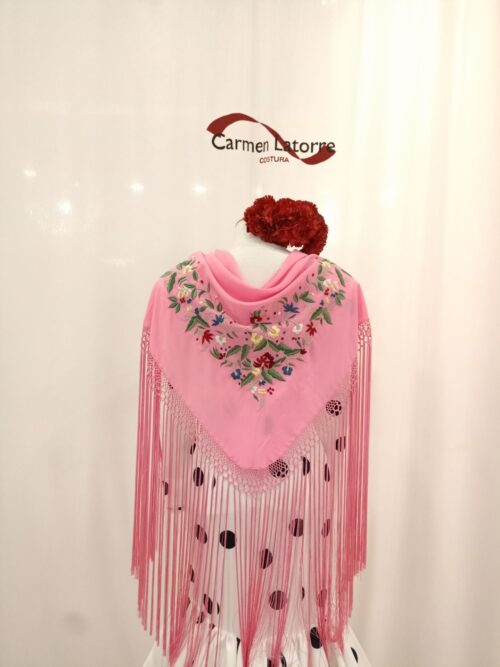 Mantoncillo de señora bordado rosa