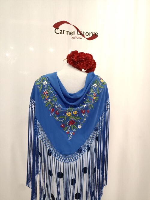 Mantoncillo de señora bordado azul pavo