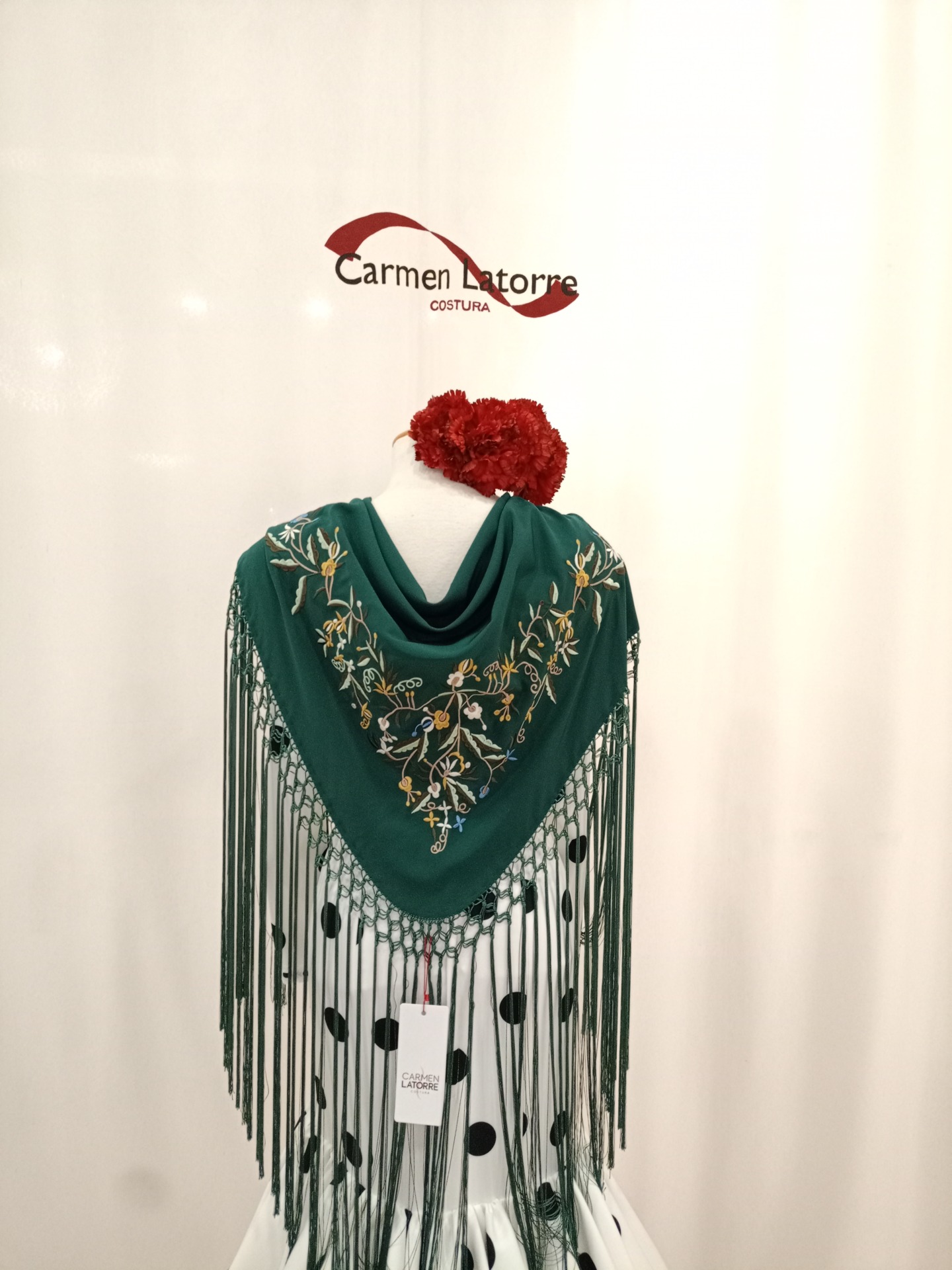 Mantoncillo de señora bordado verde botella