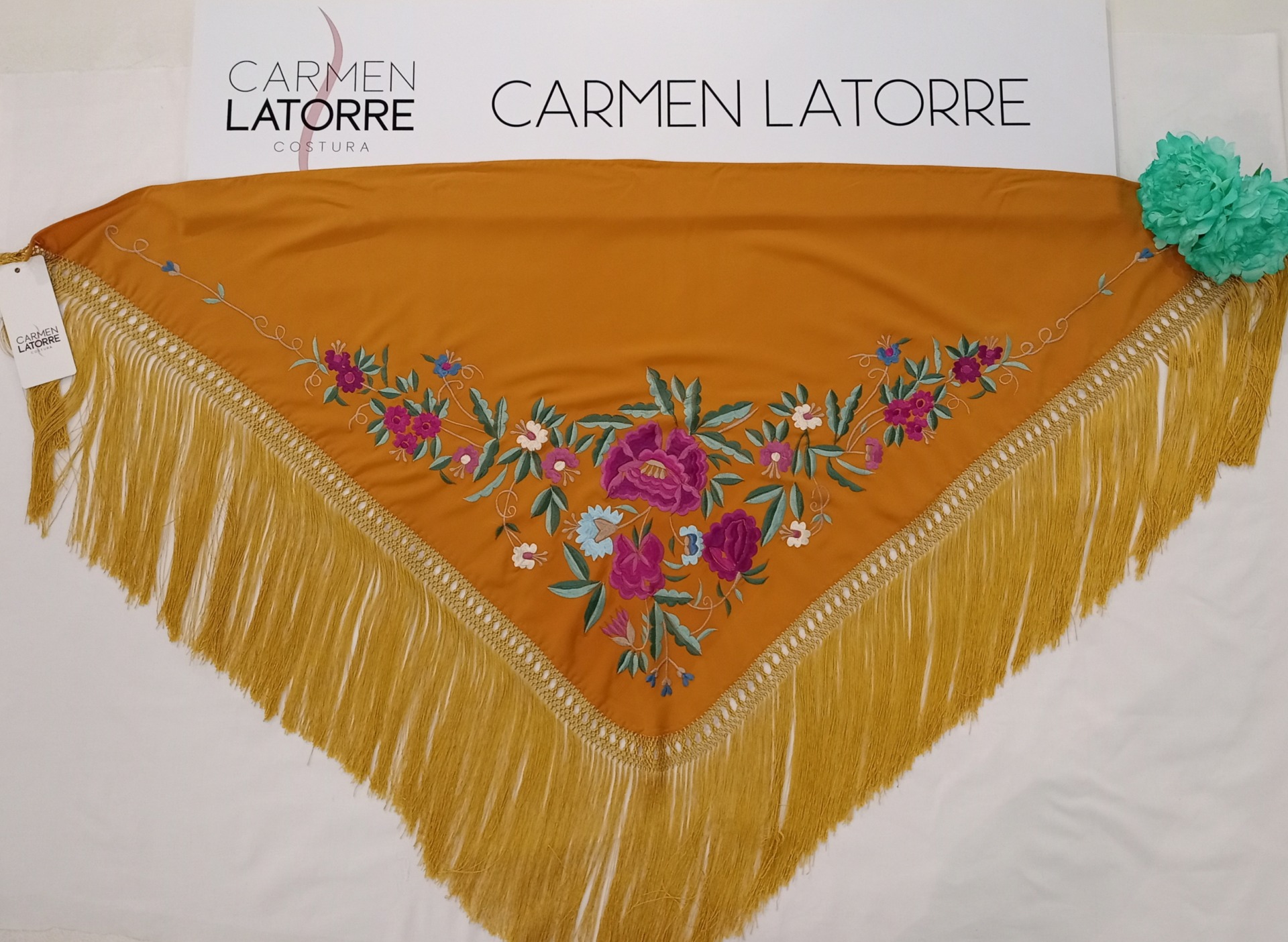 Mantoncillo de señora bordado mostaza - Imagen 2