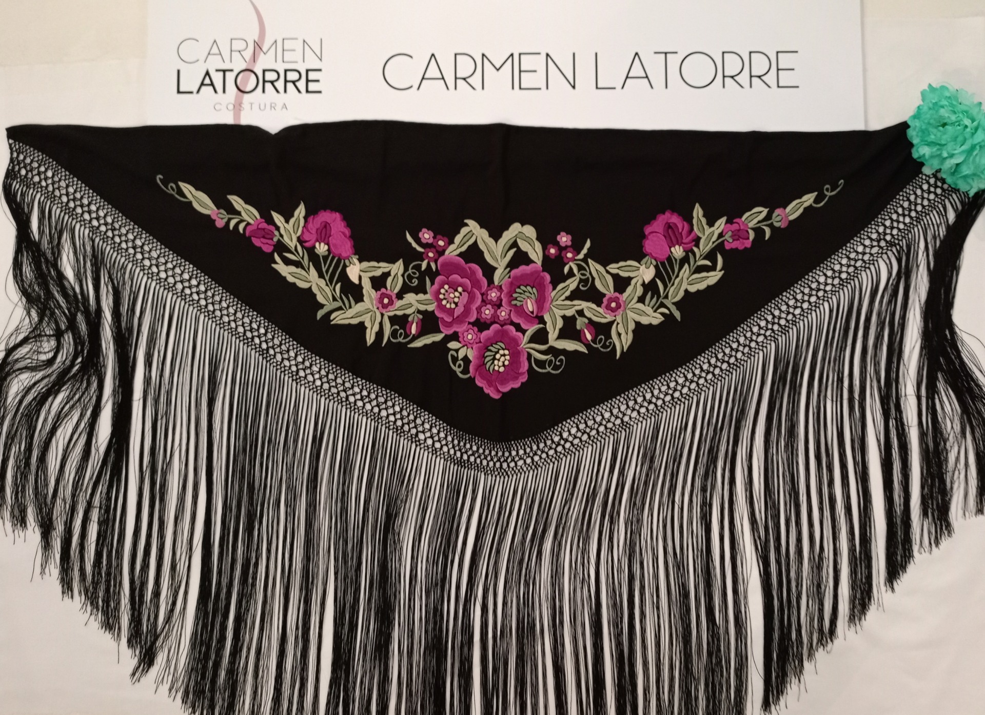 Mantoncillo de señora bordado negro - Imagen 2