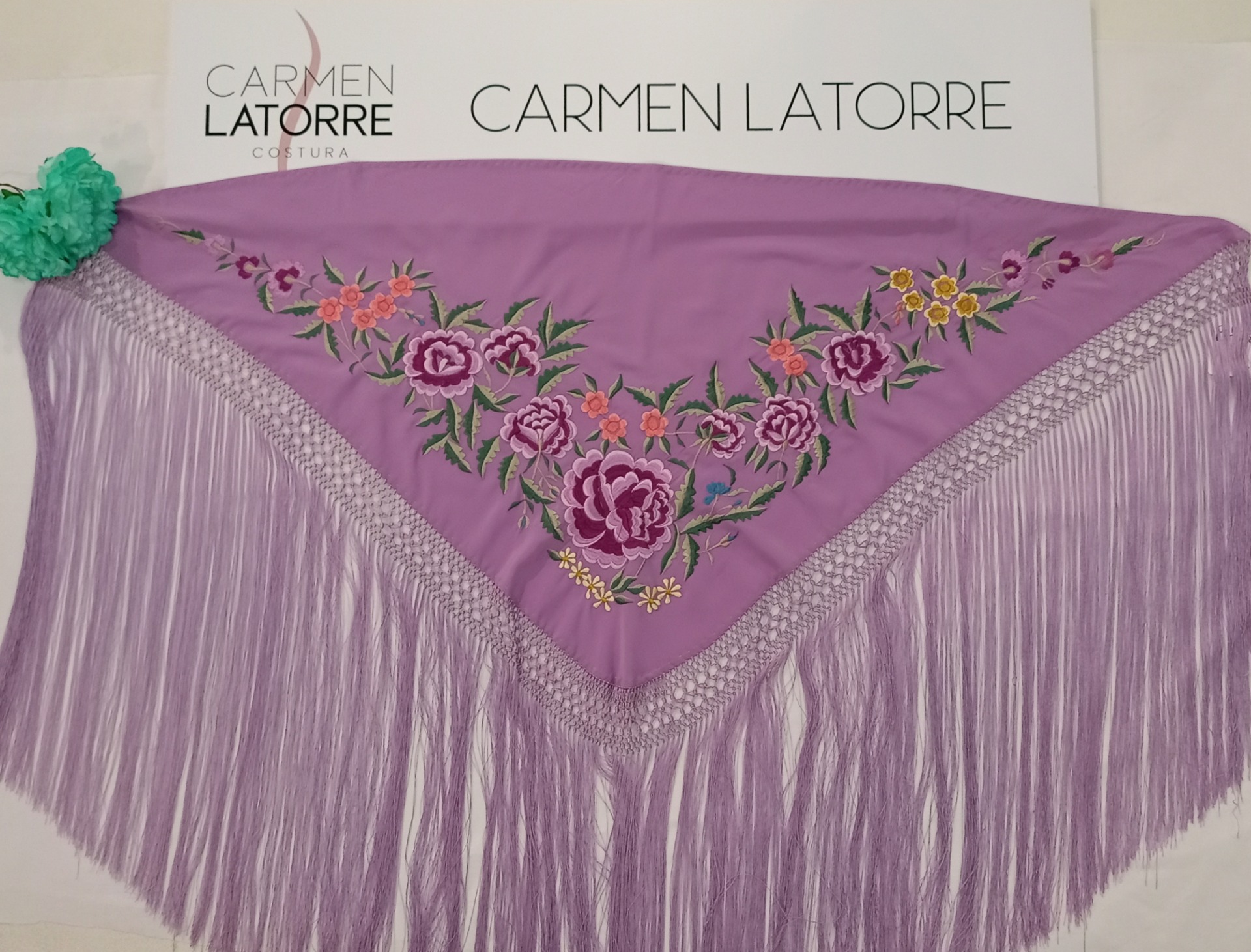 Mantoncillo de señora bordado malva - Imagen 2