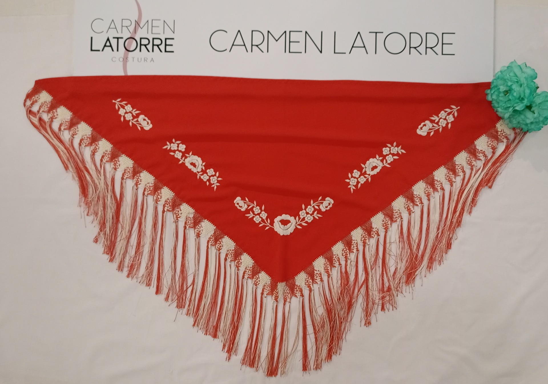 Mantoncillo de señora bordado coral - Imagen 2