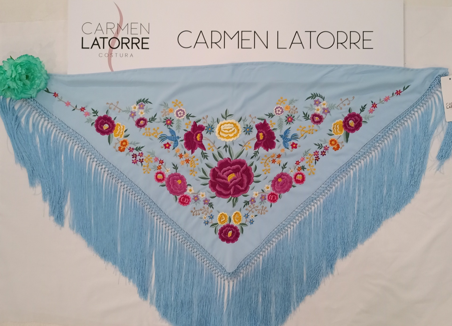 Mantoncillo de señora bordado azul celeste - Imagen 2