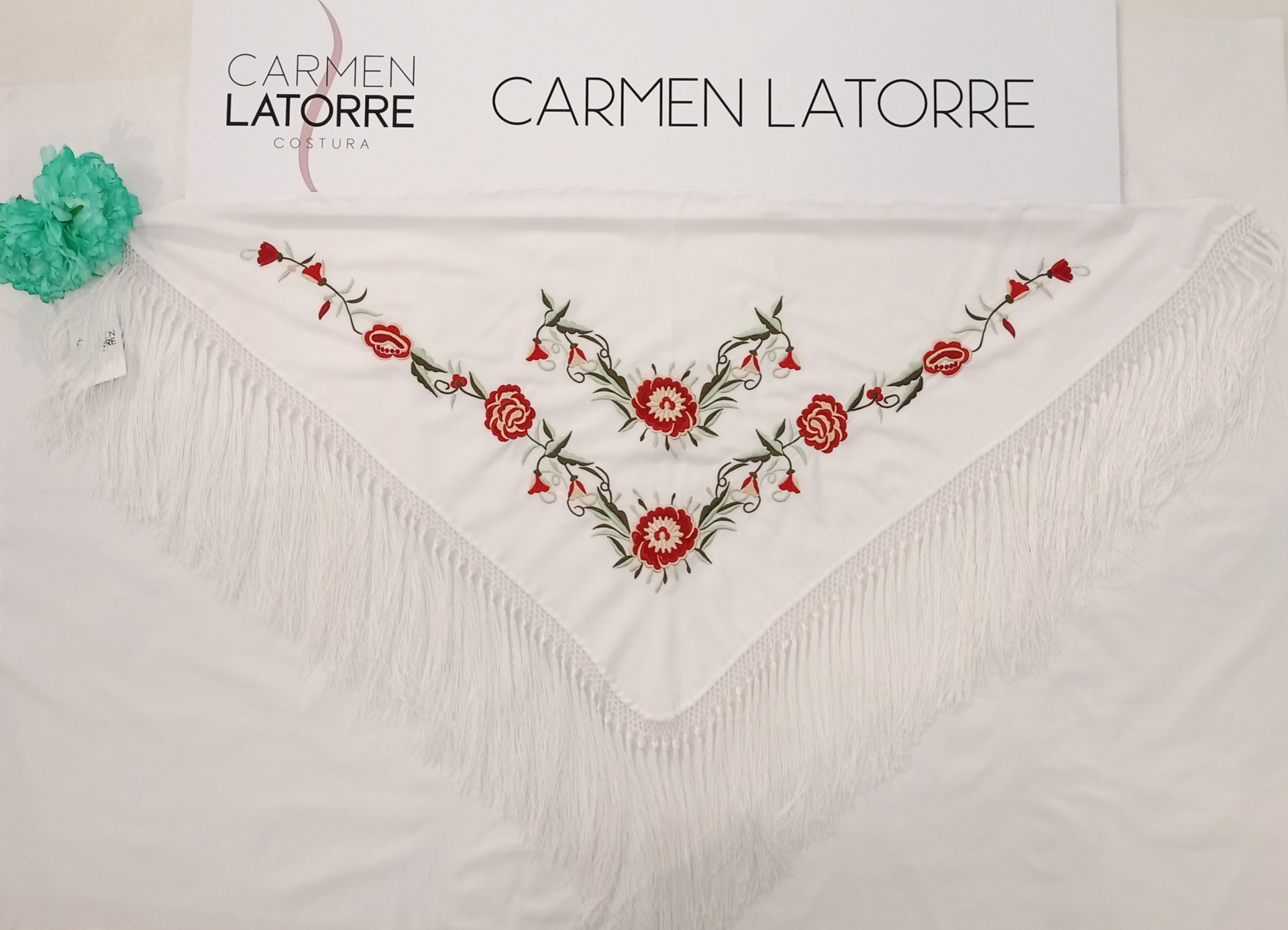 Mantoncillo de señora bordado blanco - Imagen 2