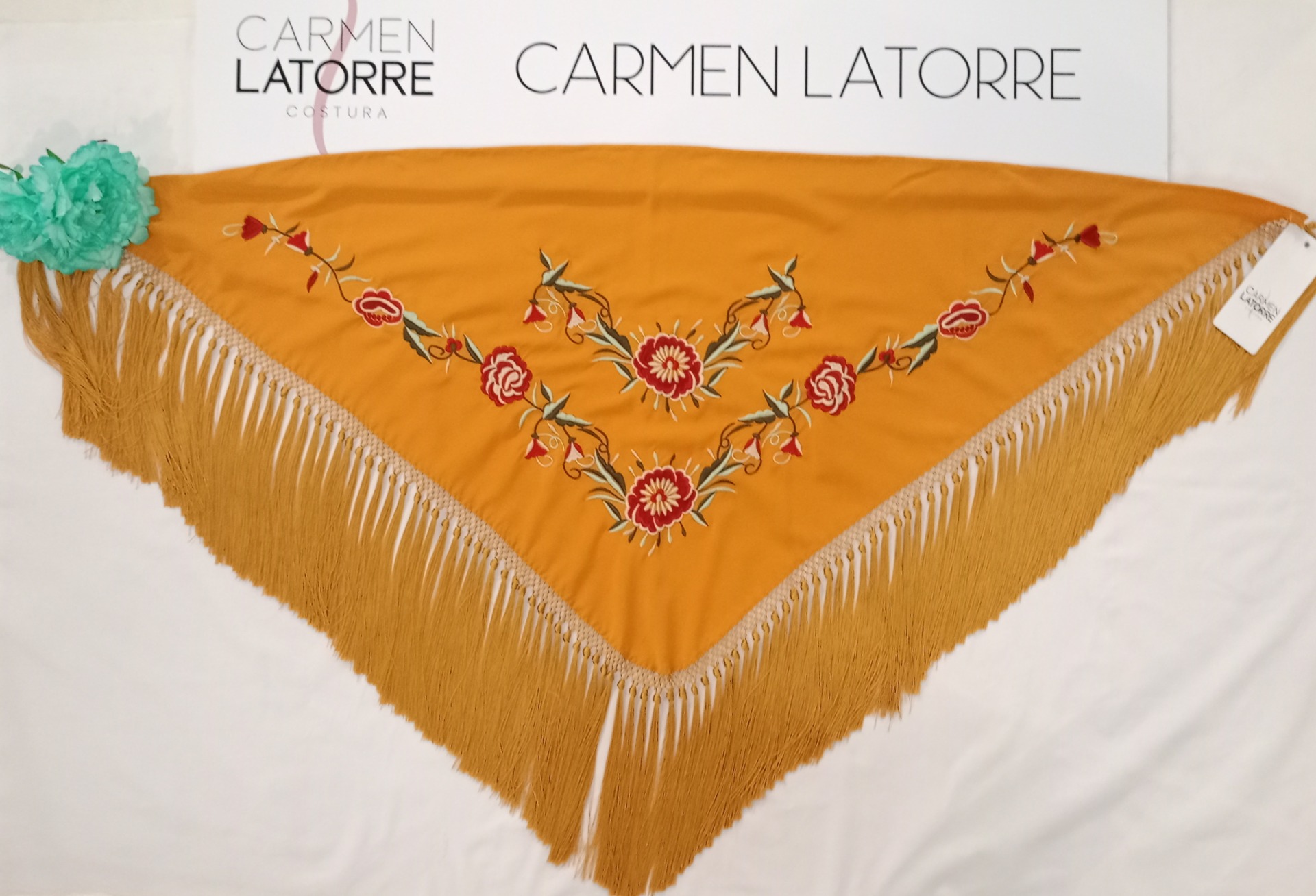 Mantoncillo de señora bordado mostaza - Imagen 2