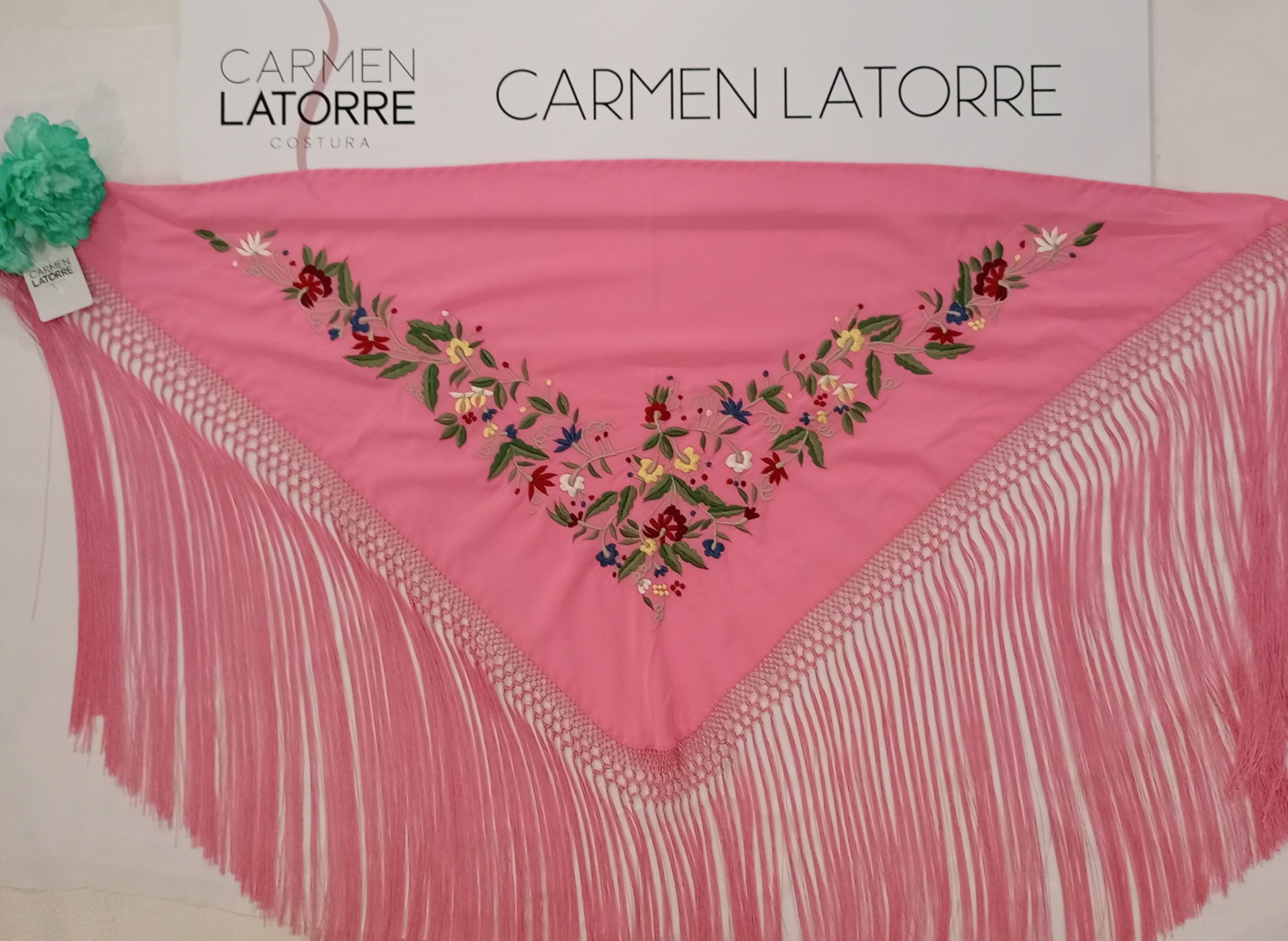 Mantoncillo de señora bordado rosa - Imagen 2