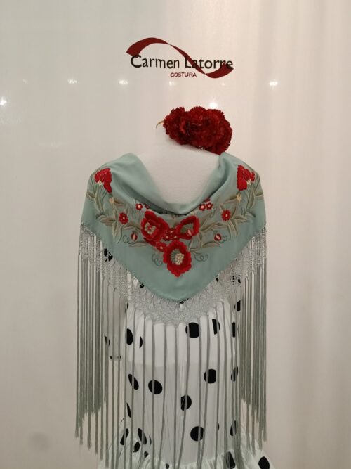 Mantoncillo de señora bordado verde seco