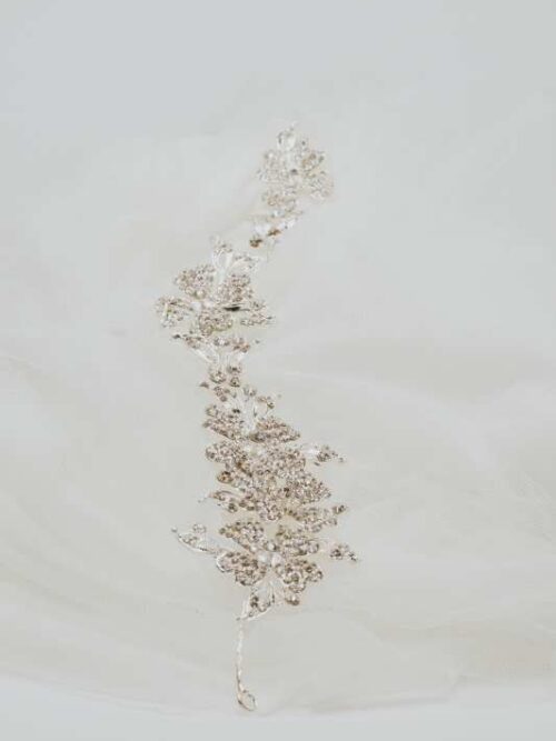 Tocado flexible asimétrico hojas