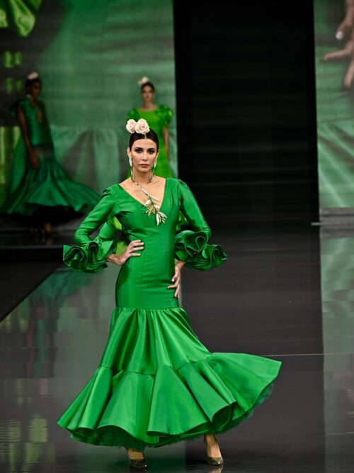 Vestido verde falda capa