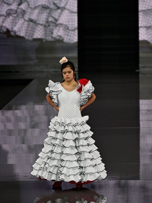 Vestido volantes cadera