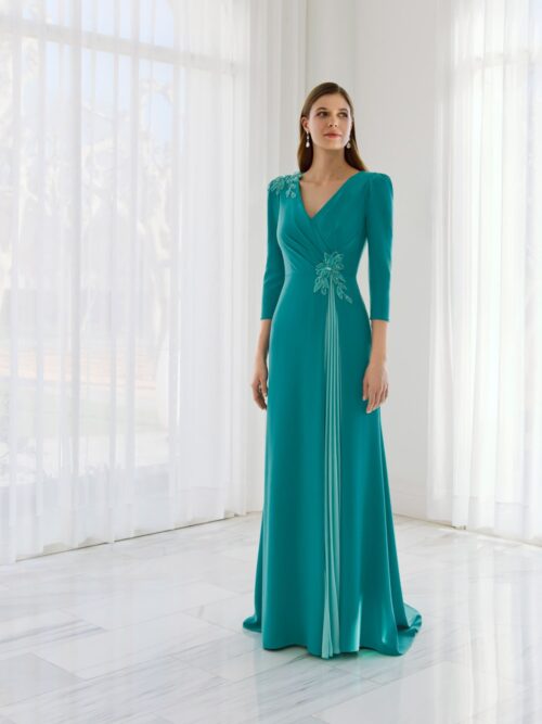 Vestido largo con pedrería y escote pico