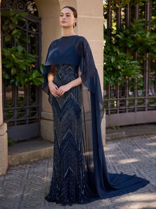 Vestido largo de pedrería con capa