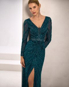 Vestido largo de pedrería con manga larga