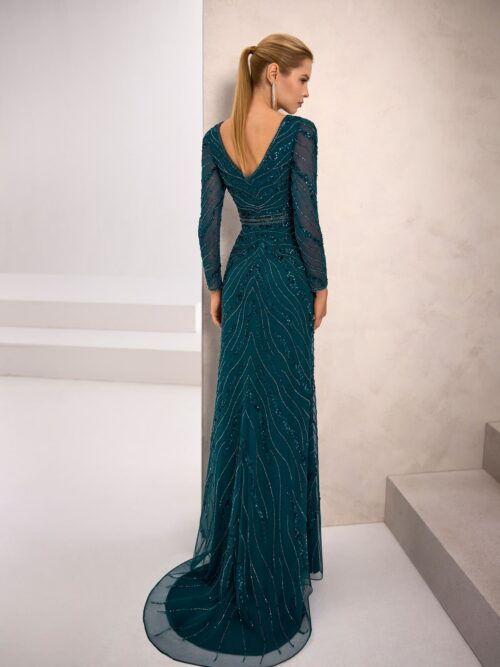 Vestido largo de pedrería con manga larga