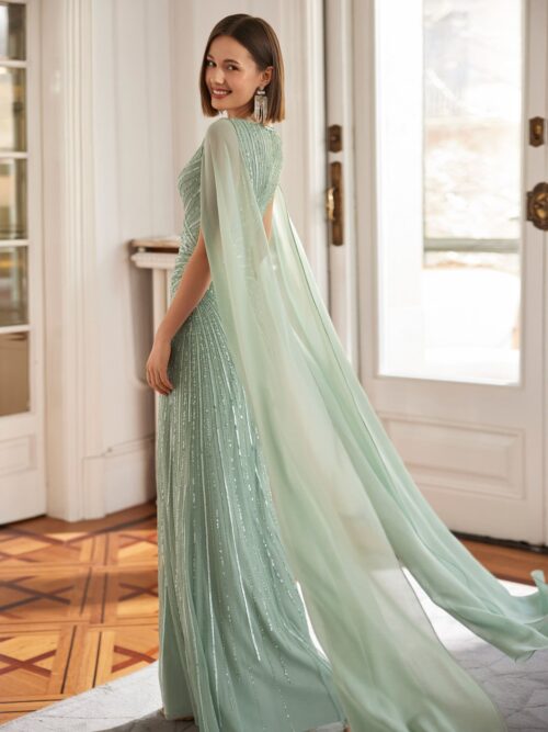 Vestido largo de pedrería y gasa con capa